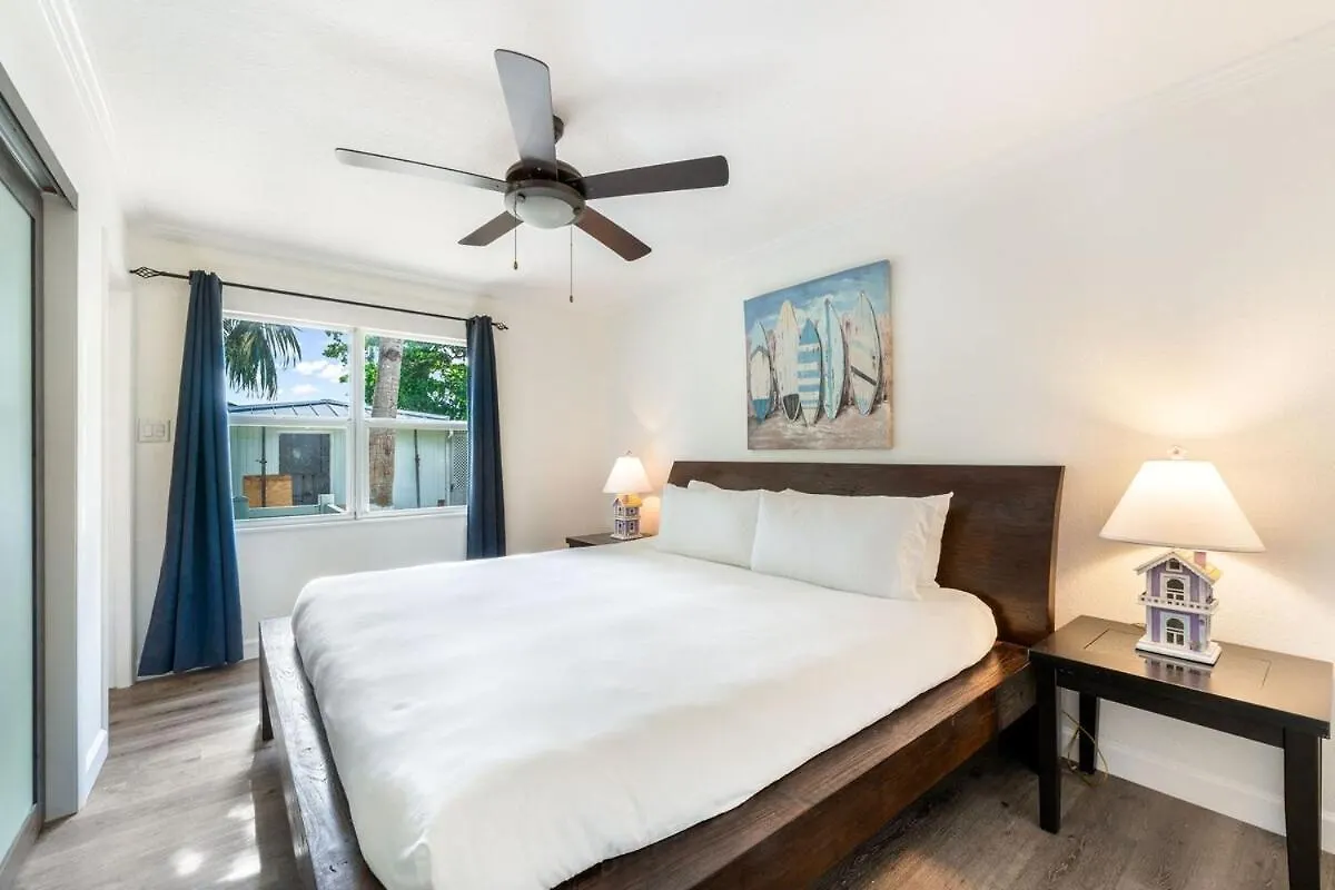 7 Mile Beach, 2Br Ground Floor Oceanfront Condo With Pool And Large Patio, Sleeps 6 George Town 0*,