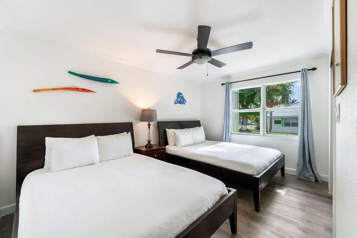 7 Mile Beach, 2Br Ground Floor Oceanfront Condo With Pool And Large Patio, Sleeps 6 George Town Apartment