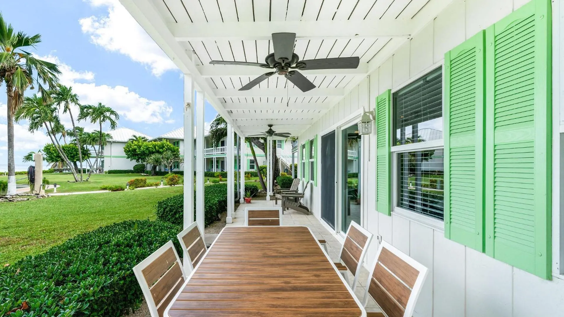 7 Mile Beach, 2Br Ground Floor Oceanfront Condo With Pool And Large Patio, Sleeps 6 George Town 0*,  Cayman Islands