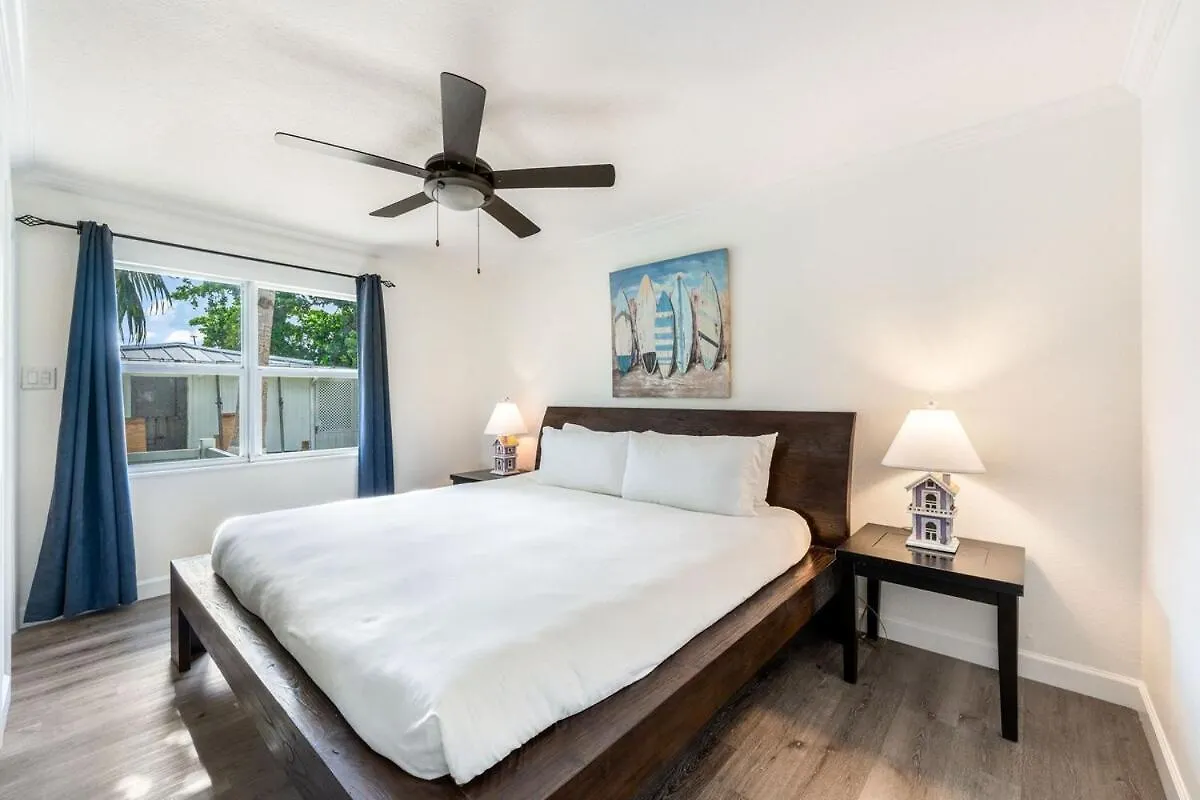 Apartment 7 Mile Beach, 2Br Ground Floor Oceanfront Condo With Pool And Large Patio, Sleeps 6 George Town