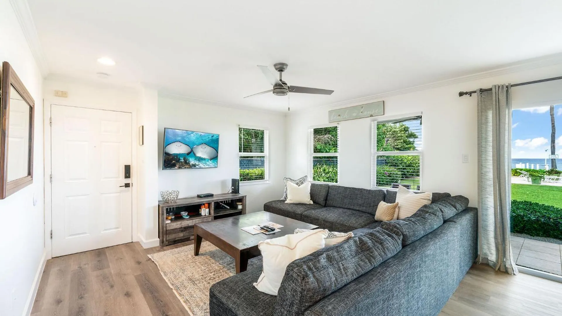 7 Mile Beach, 2Br Ground Floor Oceanfront Condo With Pool And Large Patio, Sleeps 6 George Town