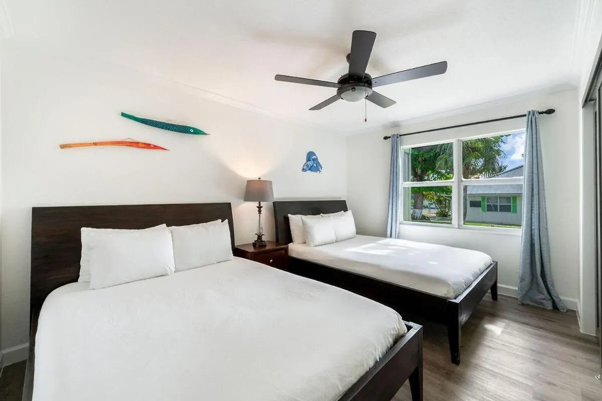 7 Mile Beach, 2Br Ground Floor Oceanfront Condo With Pool And Large Patio, Sleeps 6 George Town Cayman Islands