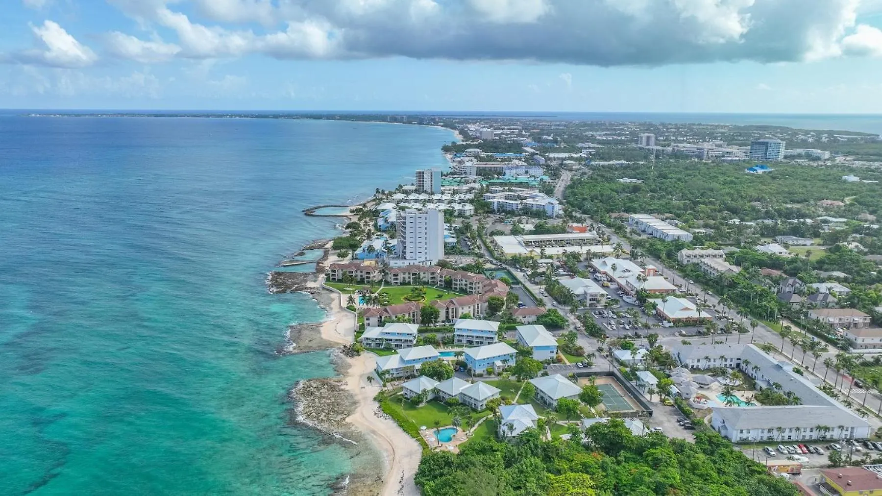 7 Mile Beach, 2Br Ground Floor Oceanfront Condo With Pool And Large Patio, Sleeps 6 George Town 0*,  Cayman Islands