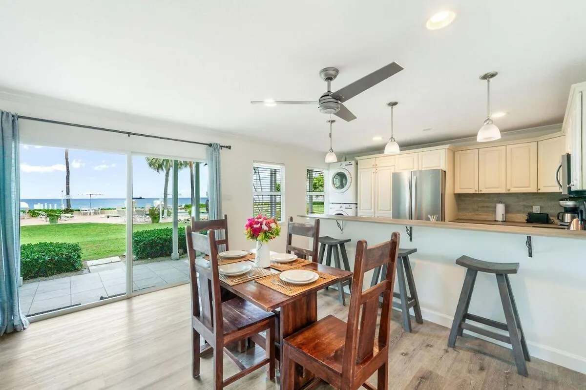 7 Mile Beach, 2Br Ground Floor Oceanfront Condo With Pool And Large Patio, Sleeps 6 George Town Apartment
