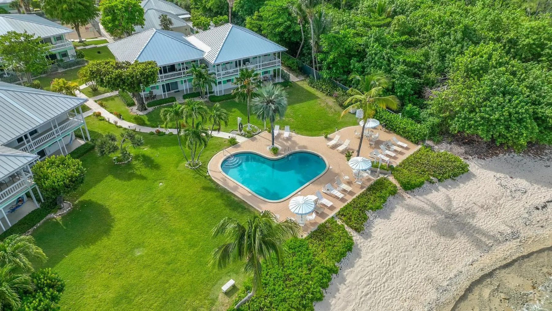7 Mile Beach, 2Br Ground Floor Oceanfront Condo With Pool And Large Patio, Sleeps 6 George Town