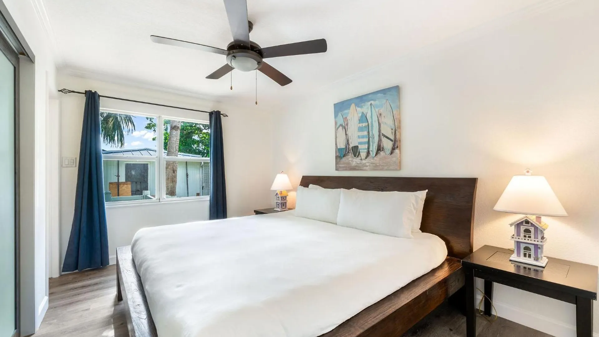 7 Mile Beach, 2Br Ground Floor Oceanfront Condo With Pool And Large Patio, Sleeps 6 George Town Apartment