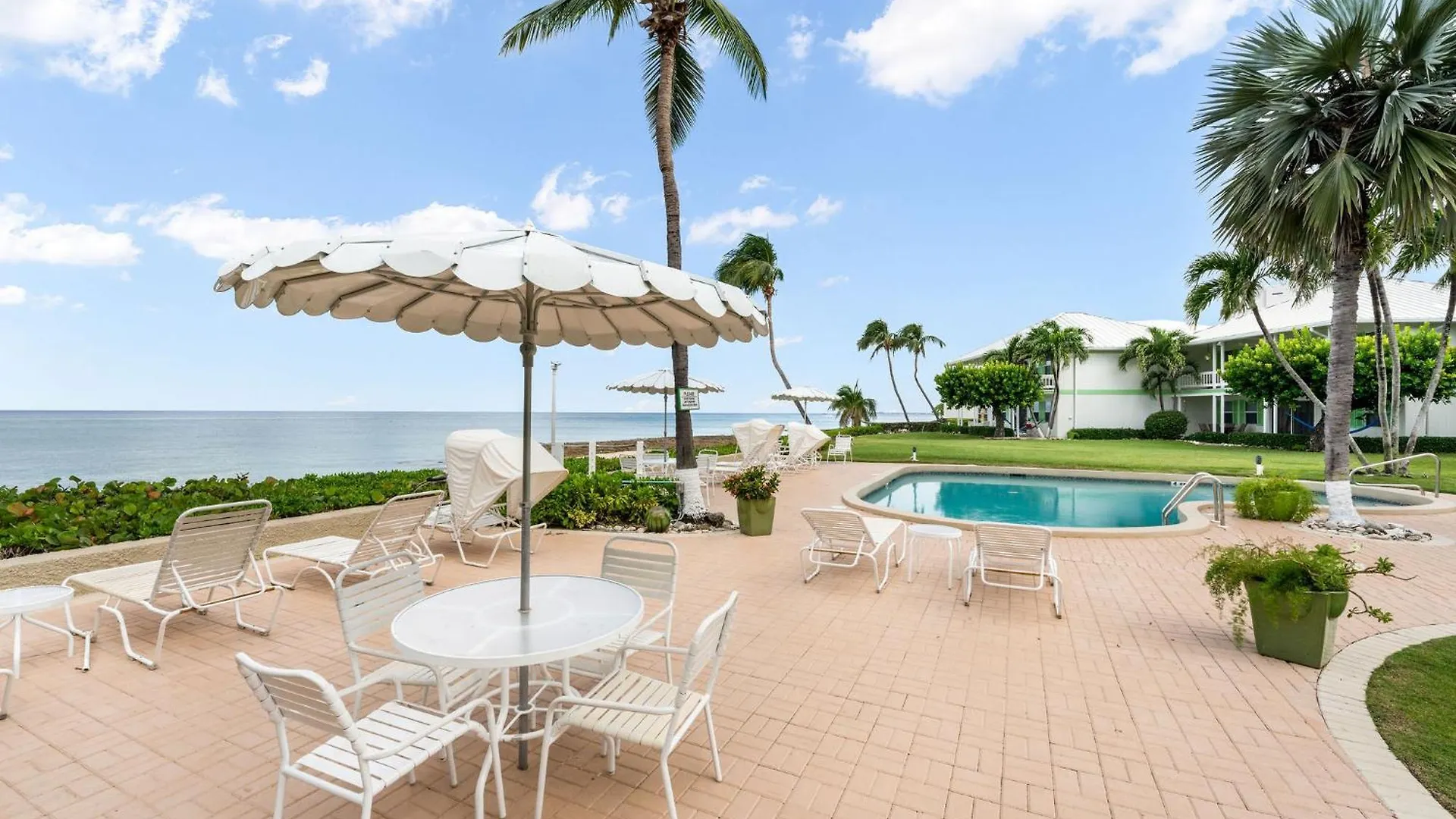 Apartment 7 Mile Beach, 2Br Ground Floor Oceanfront Condo With Pool And Large Patio, Sleeps 6 George Town Cayman Islands
