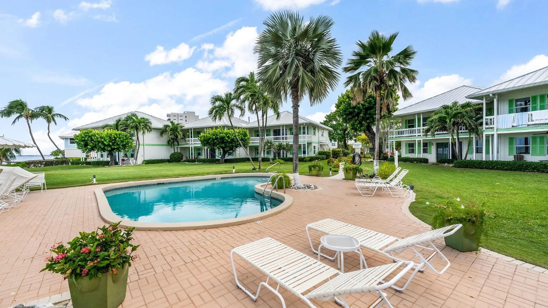 Apartment 7 Mile Beach, 2Br Ground Floor Oceanfront Condo With Pool And Large Patio, Sleeps 6 George Town Cayman Islands