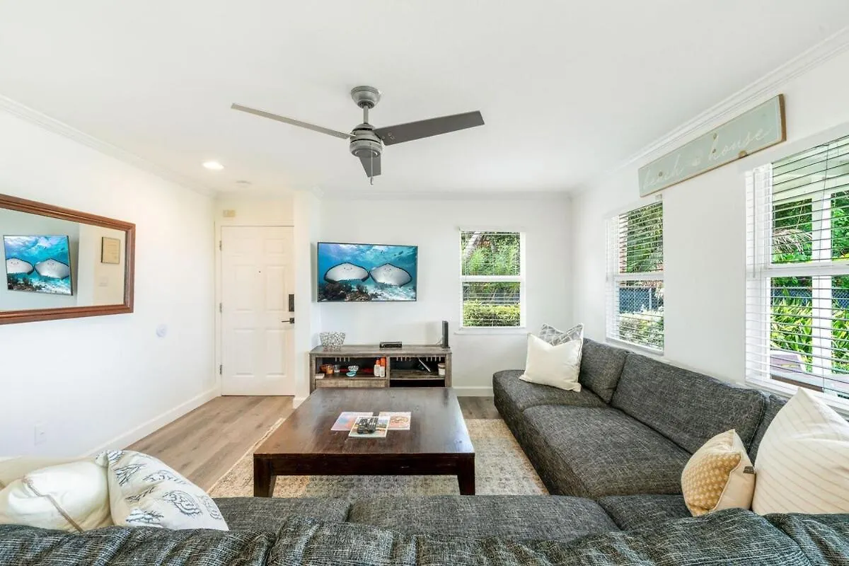 Apartment 7 Mile Beach, 2Br Ground Floor Oceanfront Condo With Pool And Large Patio, Sleeps 6 George Town