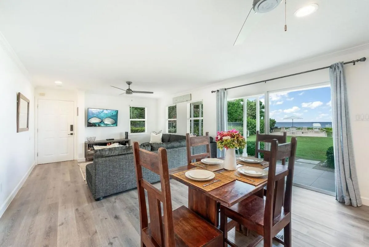 Apartment 7 Mile Beach, 2Br Ground Floor Oceanfront Condo With Pool And Large Patio, Sleeps 6 George Town