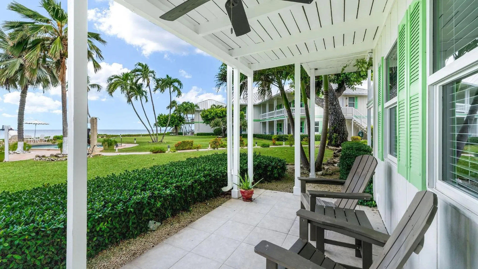 Apartment 7 Mile Beach, 2Br Ground Floor Oceanfront Condo With Pool And Large Patio, Sleeps 6 George Town