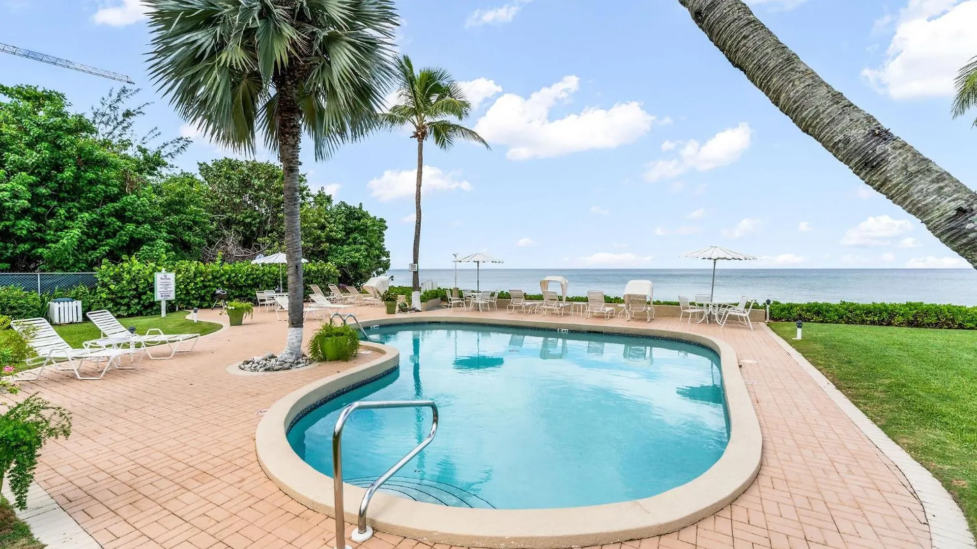 Apartment 7 Mile Beach, 2Br Ground Floor Oceanfront Condo With Pool And Large Patio, Sleeps 6 George Town Cayman Islands
