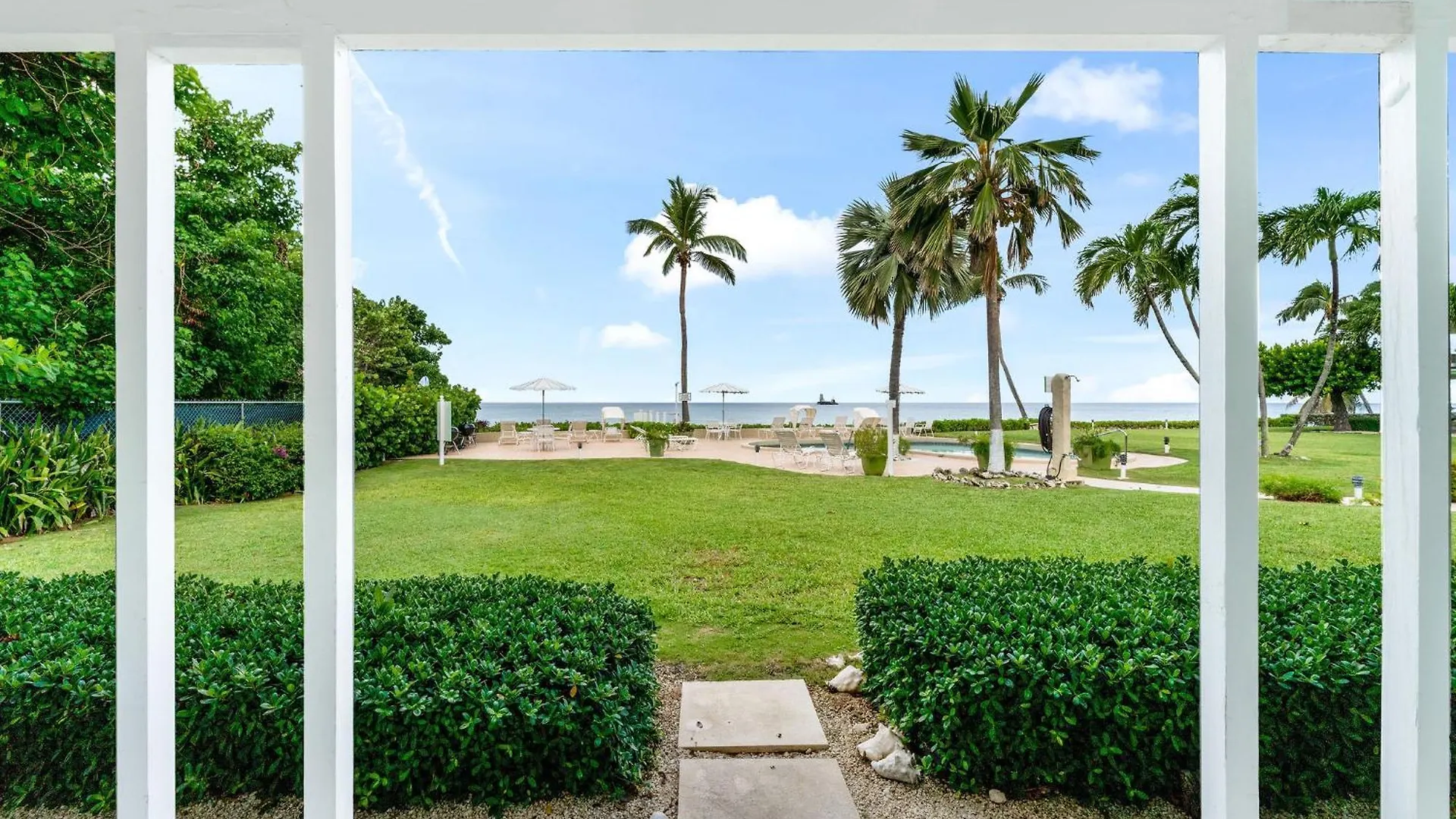 7 Mile Beach, 2Br Ground Floor Oceanfront Condo With Pool And Large Patio, Sleeps 6 George Town Apartment