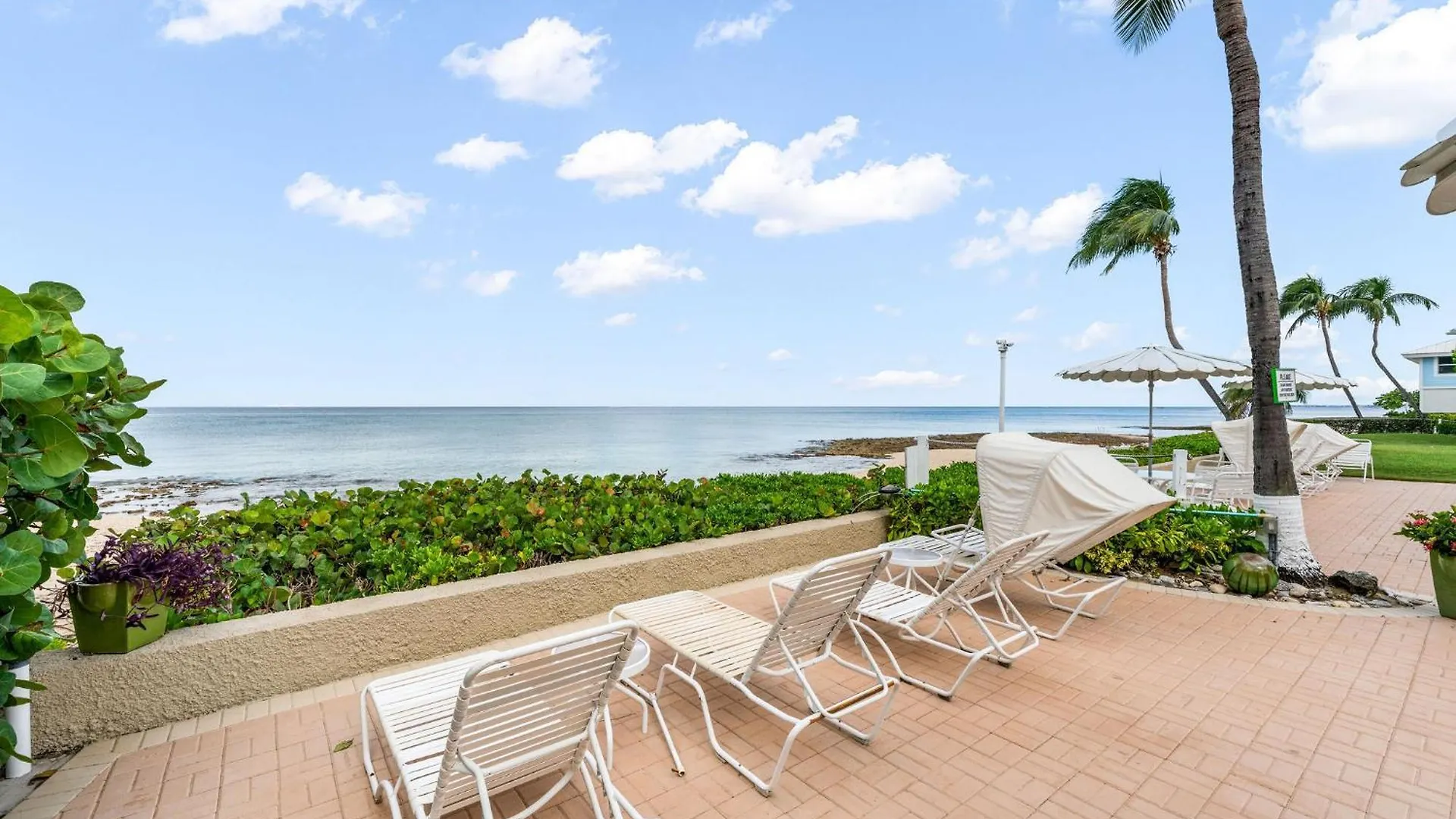 7 Mile Beach, 2Br Ground Floor Oceanfront Condo With Pool And Large Patio, Sleeps 6 George Town