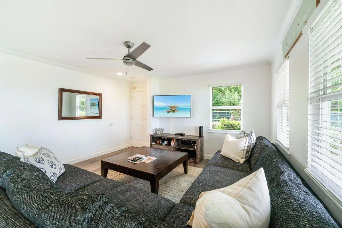 7 Mile Beach, 2Br Ground Floor Oceanfront Condo With Pool And Large Patio, Sleeps 6 George Town Lägenhet