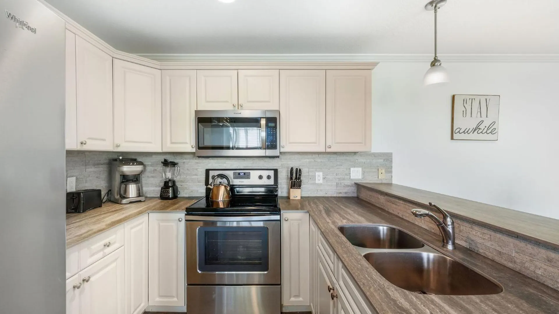 7 Mile Beach, 2Br Ground Floor Oceanfront Condo With Pool And Large Patio, Sleeps 6 George Town Cayman Islands