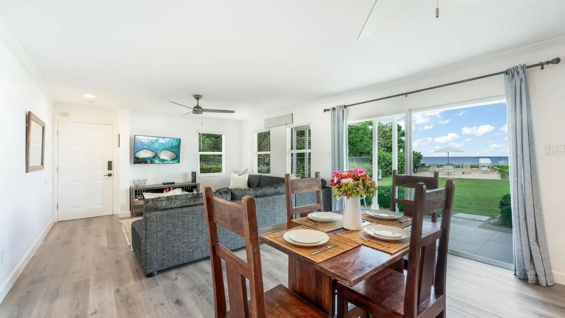 Lägenhet 7 Mile Beach, 2Br Ground Floor Oceanfront Condo With Pool And Large Patio, Sleeps 6 George Town
