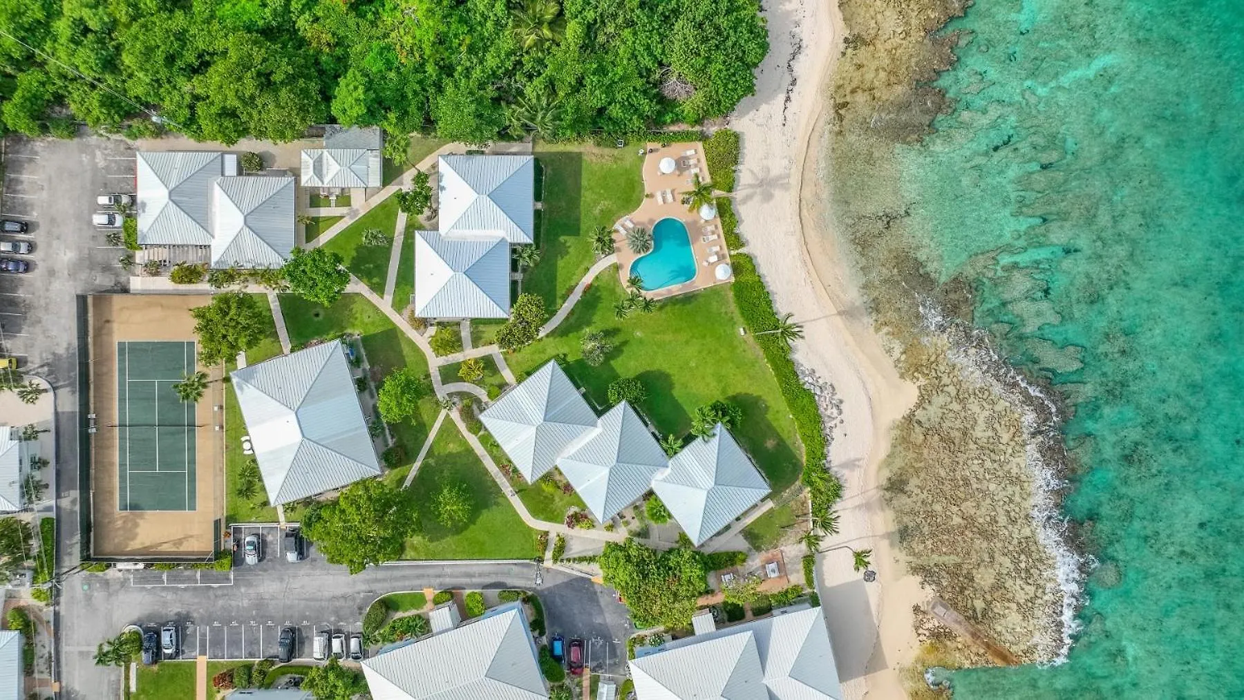 7 Mile Beach, 2Br Ground Floor Oceanfront Condo With Pool And Large Patio, Sleeps 6 George Town Apartment