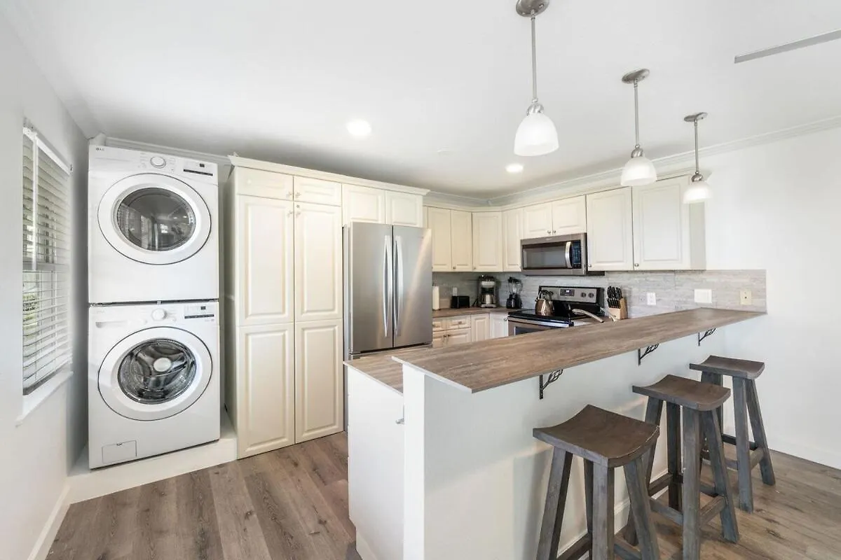 Apartment 7 Mile Beach, 2Br Ground Floor Oceanfront Condo With Pool And Large Patio, Sleeps 6 George Town Cayman Islands