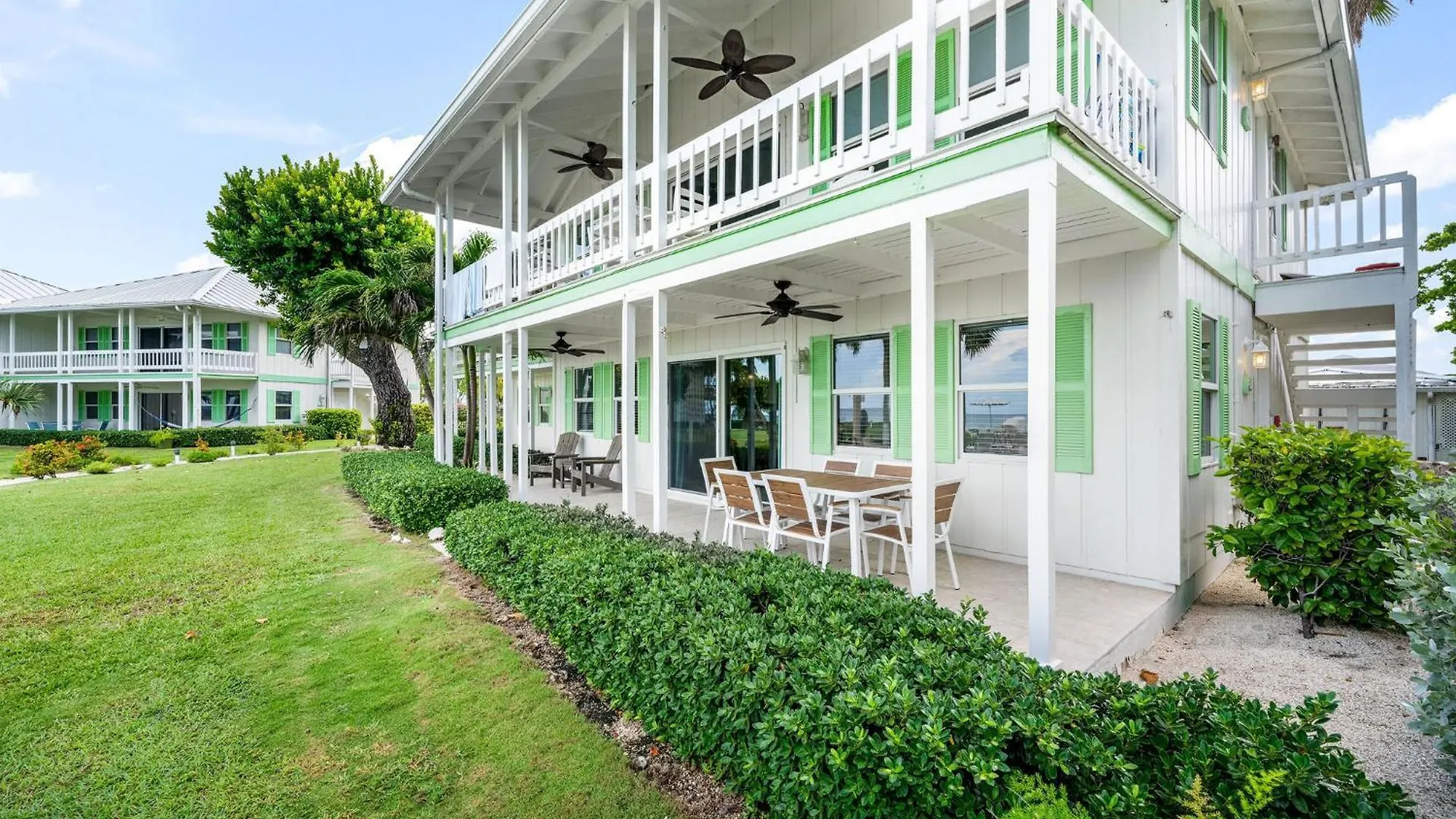 7 Mile Beach, 2Br Ground Floor Oceanfront Condo With Pool And Large Patio, Sleeps 6 George Town Apartment