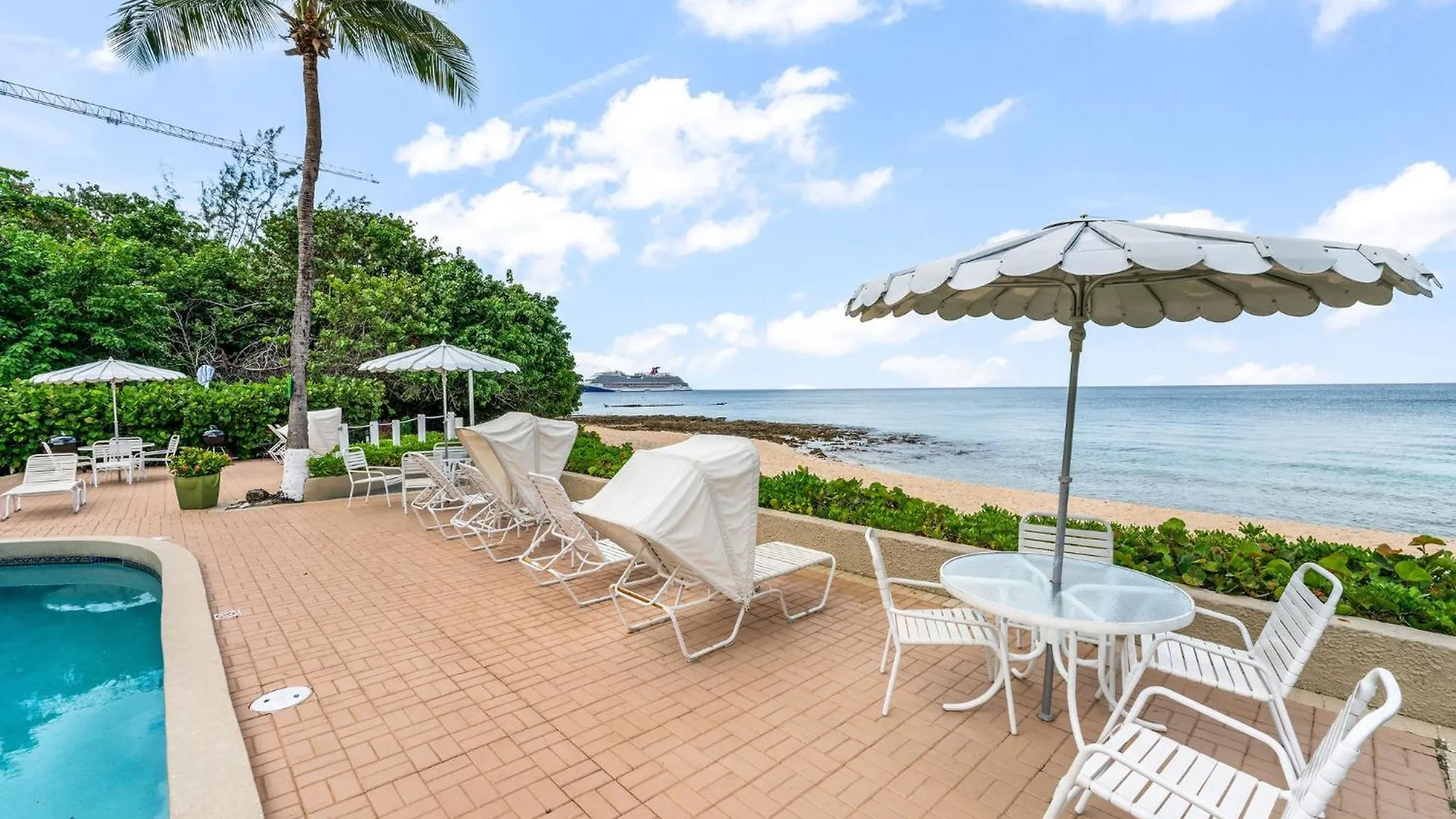 7 Mile Beach, 2Br Ground Floor Oceanfront Condo With Pool And Large Patio, Sleeps 6 George Town
