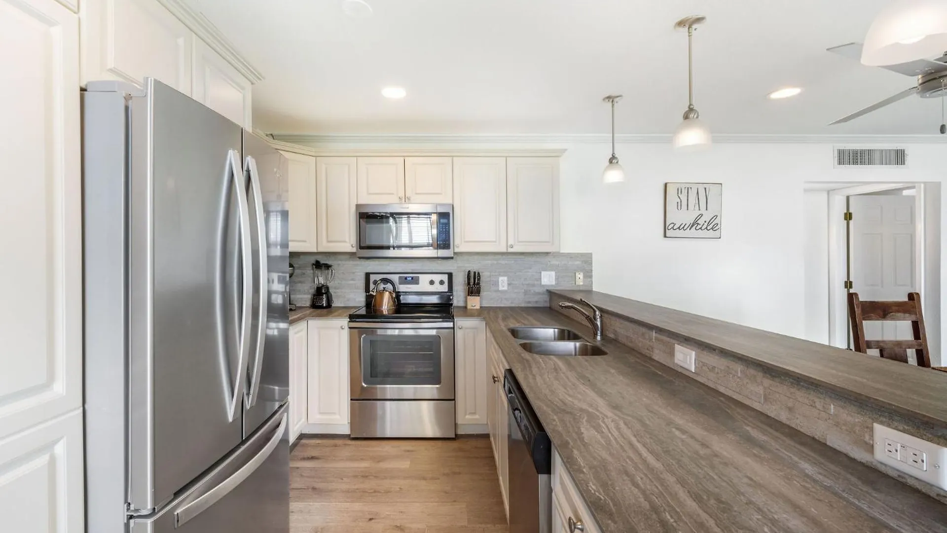 Apartment 7 Mile Beach, 2Br Ground Floor Oceanfront Condo With Pool And Large Patio, Sleeps 6 George Town