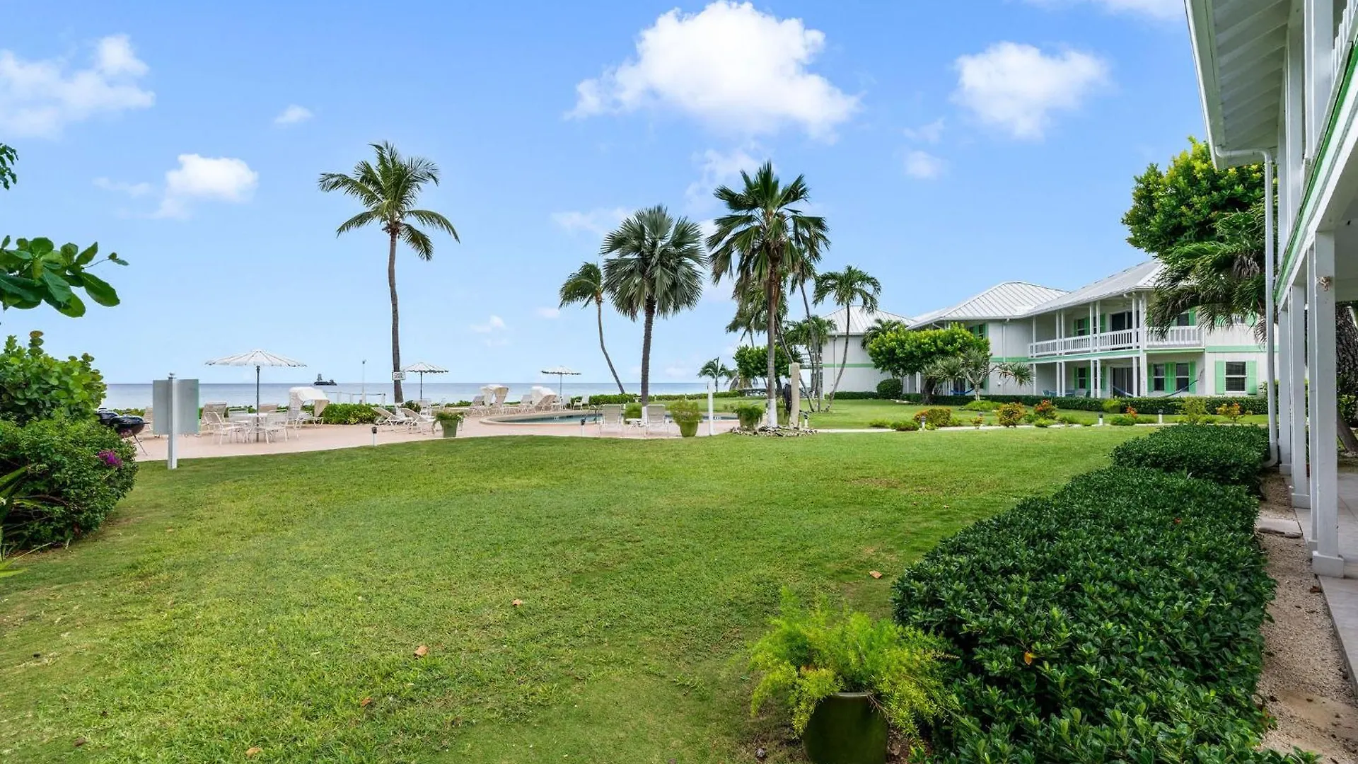 7 Mile Beach, 2Br Ground Floor Oceanfront Condo With Pool And Large Patio, Sleeps 6 George Town 0*,  Cayman Islands
