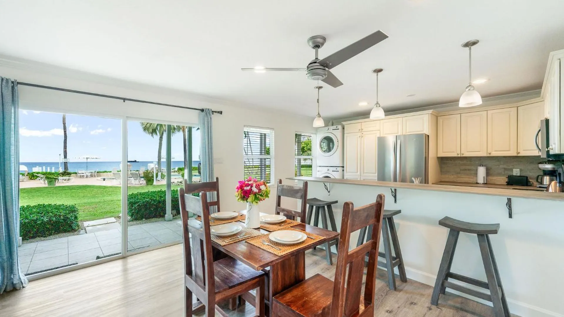 7 Mile Beach, 2Br Ground Floor Oceanfront Condo With Pool And Large Patio, Sleeps 6 George Town Apartment