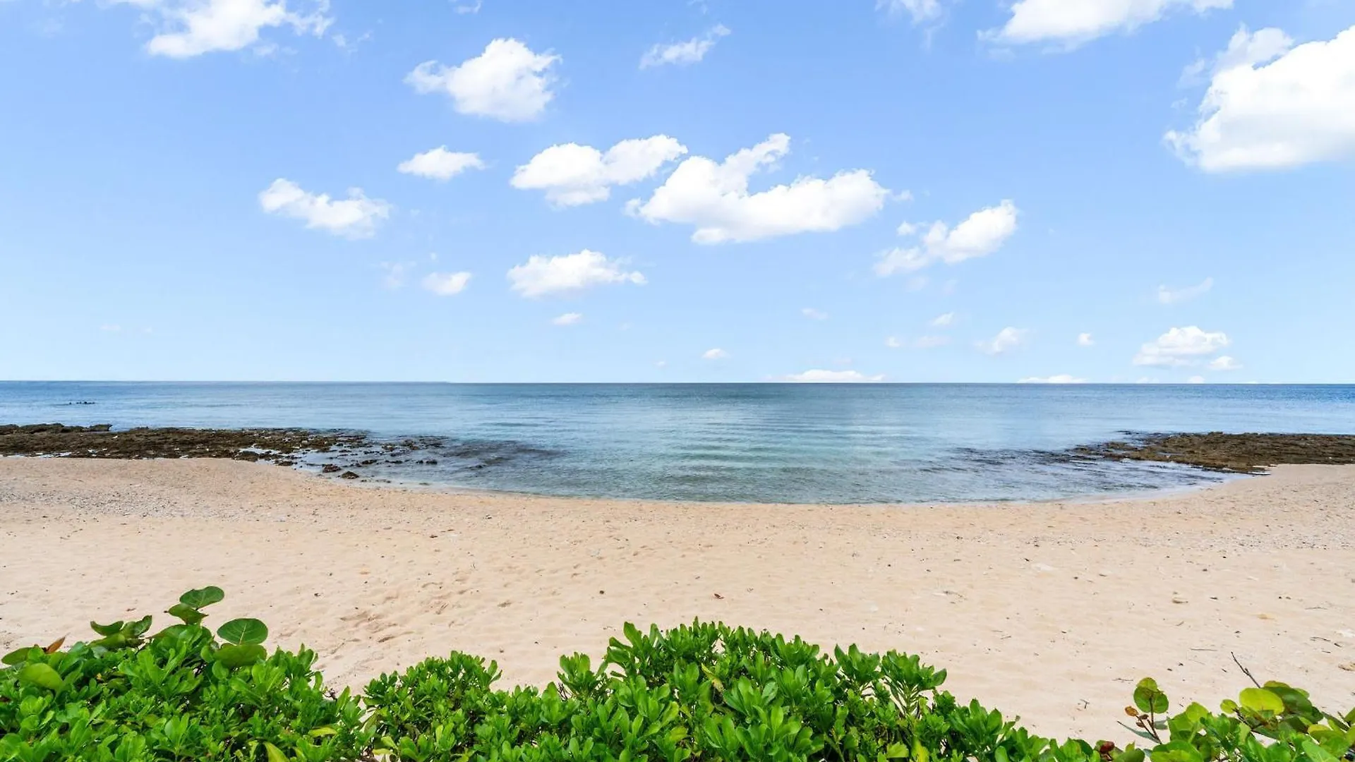 Lägenhet 7 Mile Beach, 2Br Ground Floor Oceanfront Condo With Pool And Large Patio, Sleeps 6 George Town