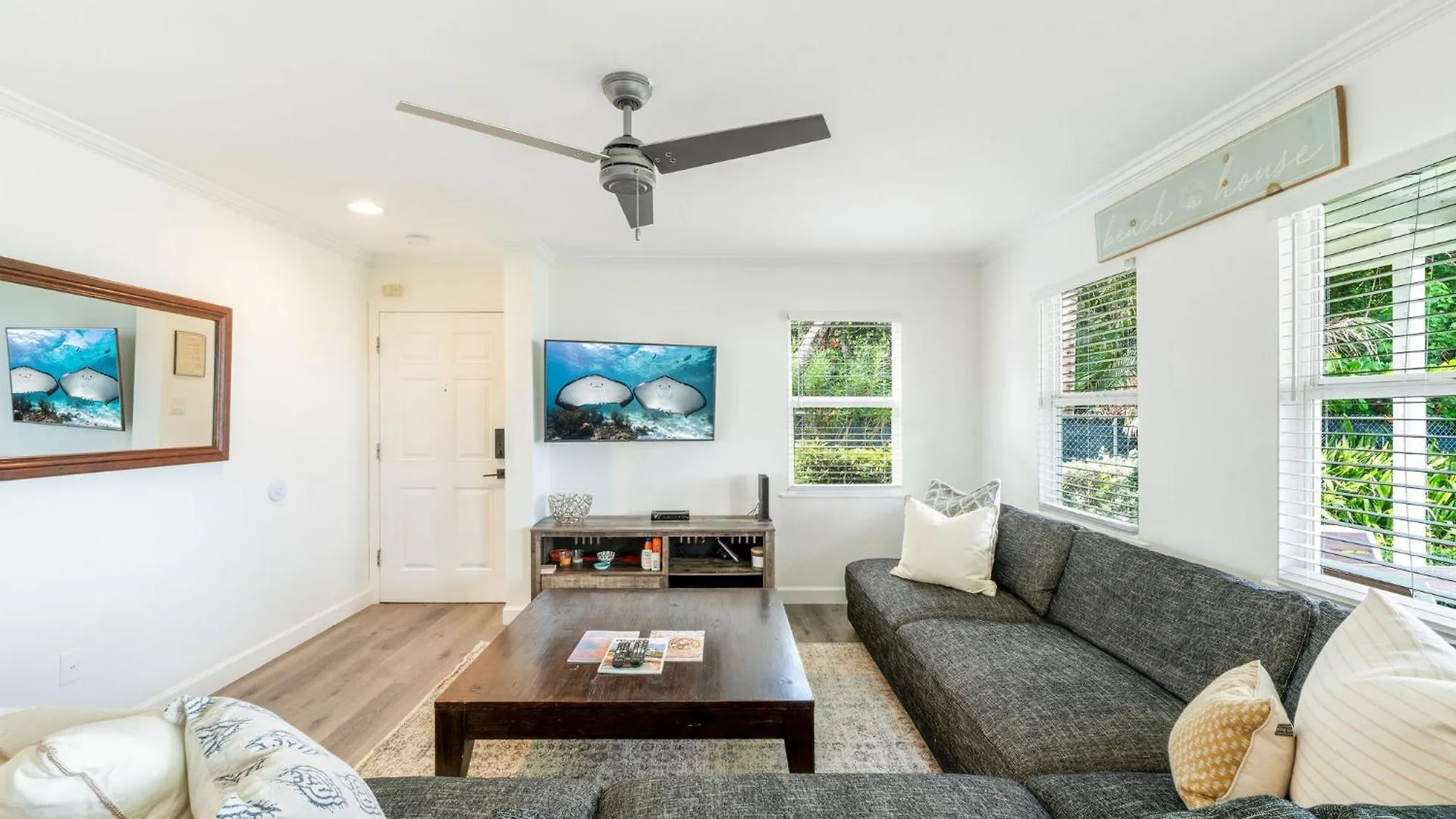 7 Mile Beach, 2Br Ground Floor Oceanfront Condo With Pool And Large Patio, Sleeps 6 George Town 0*,
